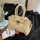 thumbnail image 3 of Bolsos de mujer populares de este año, bolsos de hombro retro con diseño de concha, bolsos de nicho de alta calidad, bolsos cruzados exquisitos y versátiles., 3 of 5