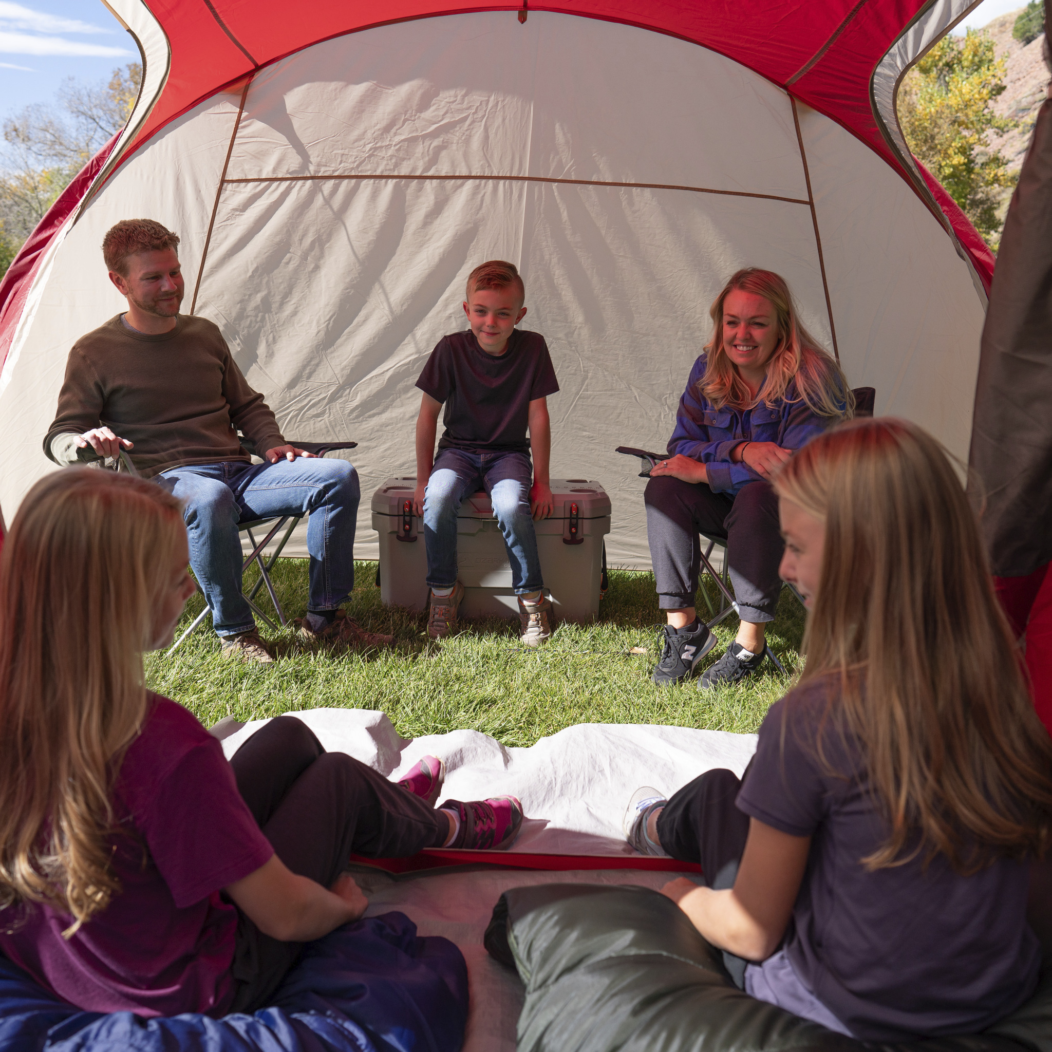 Carpa tipo domo Ozark Trail para 6 personas con área de descanso, 15 pies x 11 pies, roja y beige 7
