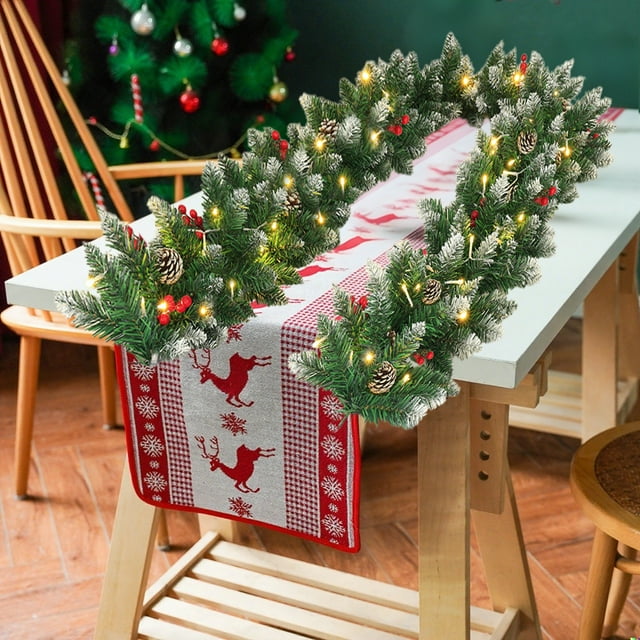 QIPOPIQ Guirlande de Noël avec Lumières, Guirlande Lumineuse à Piles avec Pommes de Pin, Baies Rouges, Branches Luxuriantes, Décoration de Noël pour Manteau de Cheminée