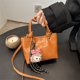thumbnail image 3 of Bolso pequeño marrón retro de alto valor para mujer, nuevo bolso bandolera versátil de otoño e invierno 2025, bolso tipo cubo portátil, 3 of 5