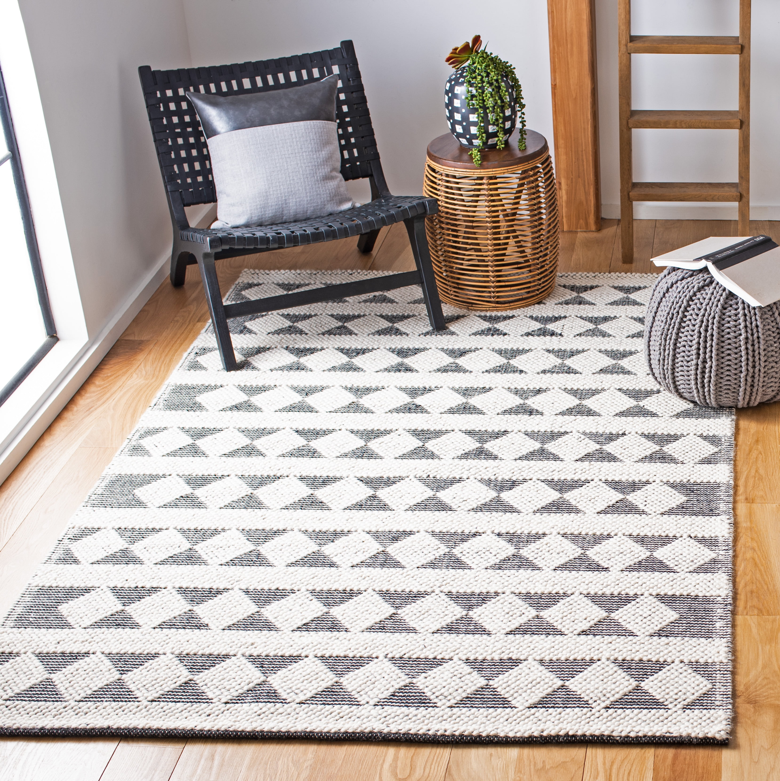 SAFAVIEH Natura Catherin Geometric Area Rug, Ivory/Black, 4' x 6'