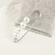 thumbnail image 5 of Qarigey Paquete de 3 broches de perlas a granel conjunto de broches de perlas de imitación con bufanda Multicolor de moda chal pin joyería para Accesorios de disfraces Blanco, 5 of 6