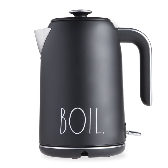 hervidor eléctrico de agua rae dunn de acero inoxidable 1.7l 1500w Hervidor negro mate, vista frontal centrada con silueta cilíndrica y pico metálico, etiqueta Rae Dunn que dice BOIL en fuente alta, asa ergonómica a la derecha, tapa con pomo, interruptor lateral con indicador LED y base giratoria 360°; ideal para estaciones de desayuno y preparar café o té.