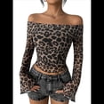 thumbnail image 2 of Blusa Corta Y2K con Estampado de Leopardo, Hombros Descubiertos, de , Transparente, Ajustada, de Larga y Puños Acampanados para Mujer. Caqui S, 2 of 10