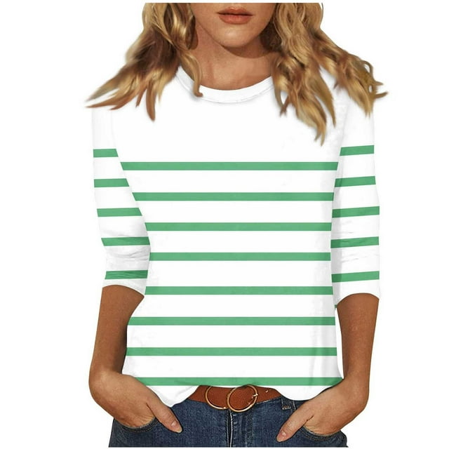 Lenpel Hauts pour Femmes à Manches 3/4 avec Motif Rayé Vert et Blanc, Col Ras du Cou et Coupe Tunique Grande Taille. Style Décontracté avec jeans en denim et Ceinture Brune, Cette blouse Tendance Est Parfaite pour les Sorties Décontractées, la Détente Ou le Port Quotidien.
