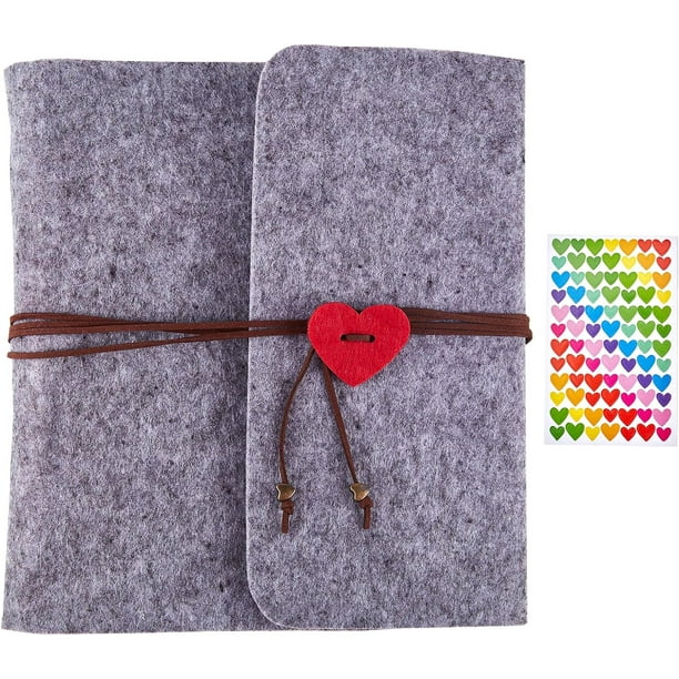 Álbum de fotos tipo scrapbook con cubierta de fieltro gris, álbum de recuerdos hecho a mano.