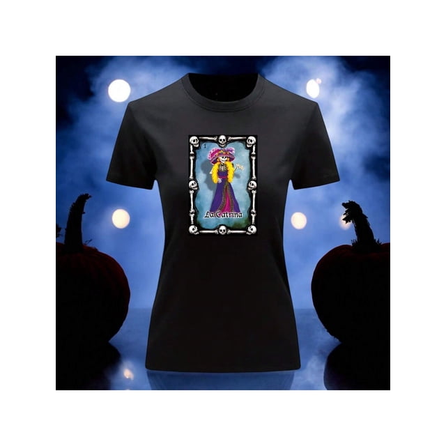 playera blusa con impresion de la catrina de loteria dia de muertos tradicion mexicana color negro talla chica marca emil saes camiseta negra con carta de lotería central que muestra a La Catrina en vestido morado y sombrero amarillo, detalles florales y marco de huesos y calaveras blancas; cuello redondo, corte entallado y tela lisa, ideal para celebrar el Día de Muertos y como prenda temática en eventos culturales.