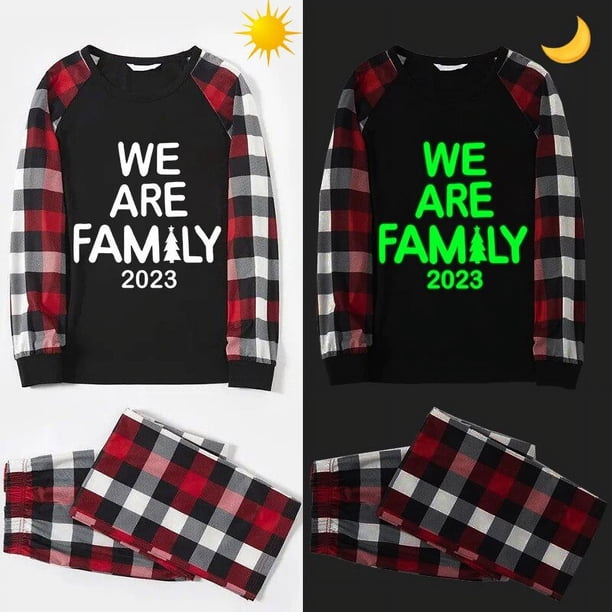 2023 Pijamas familiares a juego navideños Luminosos y brillantes Conjunto de pijamas rojos We Are Family