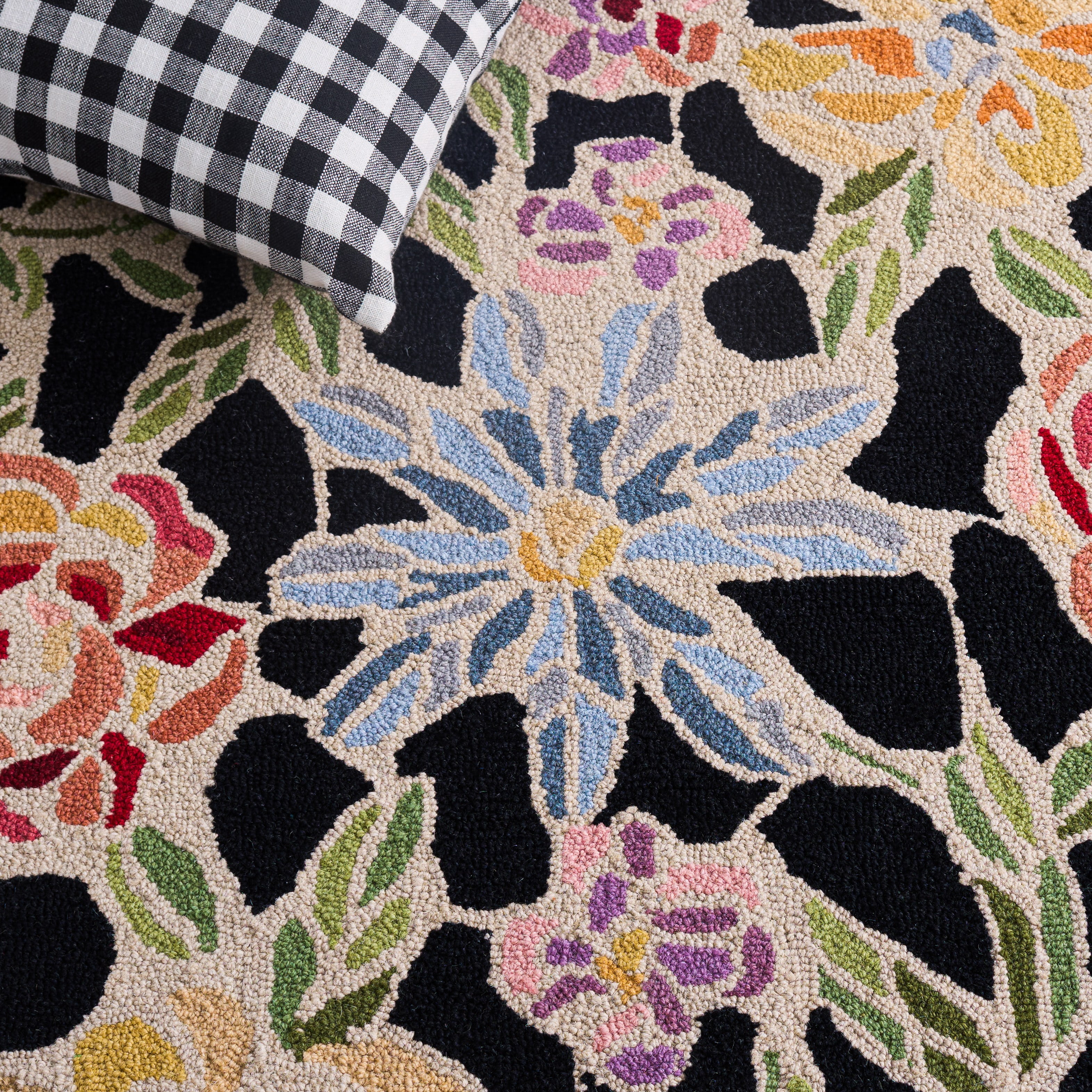 Safavieh Chelsea Endika Floral Area Rug, Black, 5'3" x 8'3"