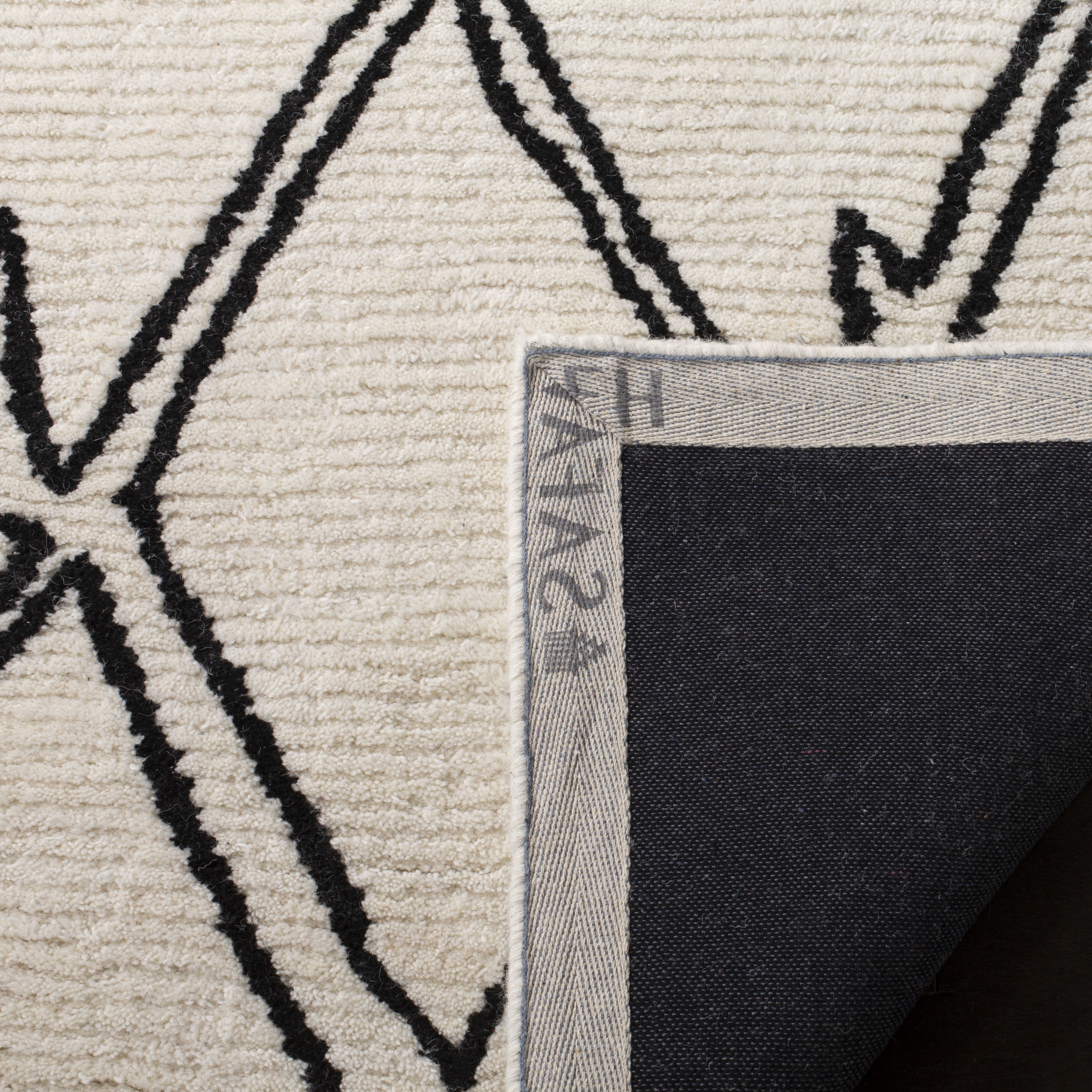 SAFAVIEH Casablanca Amilia Geometric Diamonds Wool Shag Area Rug, Ivory/Black, 8' x 10'