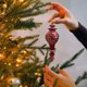 thumbnail image 4 of Caja de regalo de 3 bolas navideñas | Adornos colgantes creativos para árbol de Navidad con pintura a color | Adornos colgantes de bolas navideñas de plástico para fiestas, 4 of 6