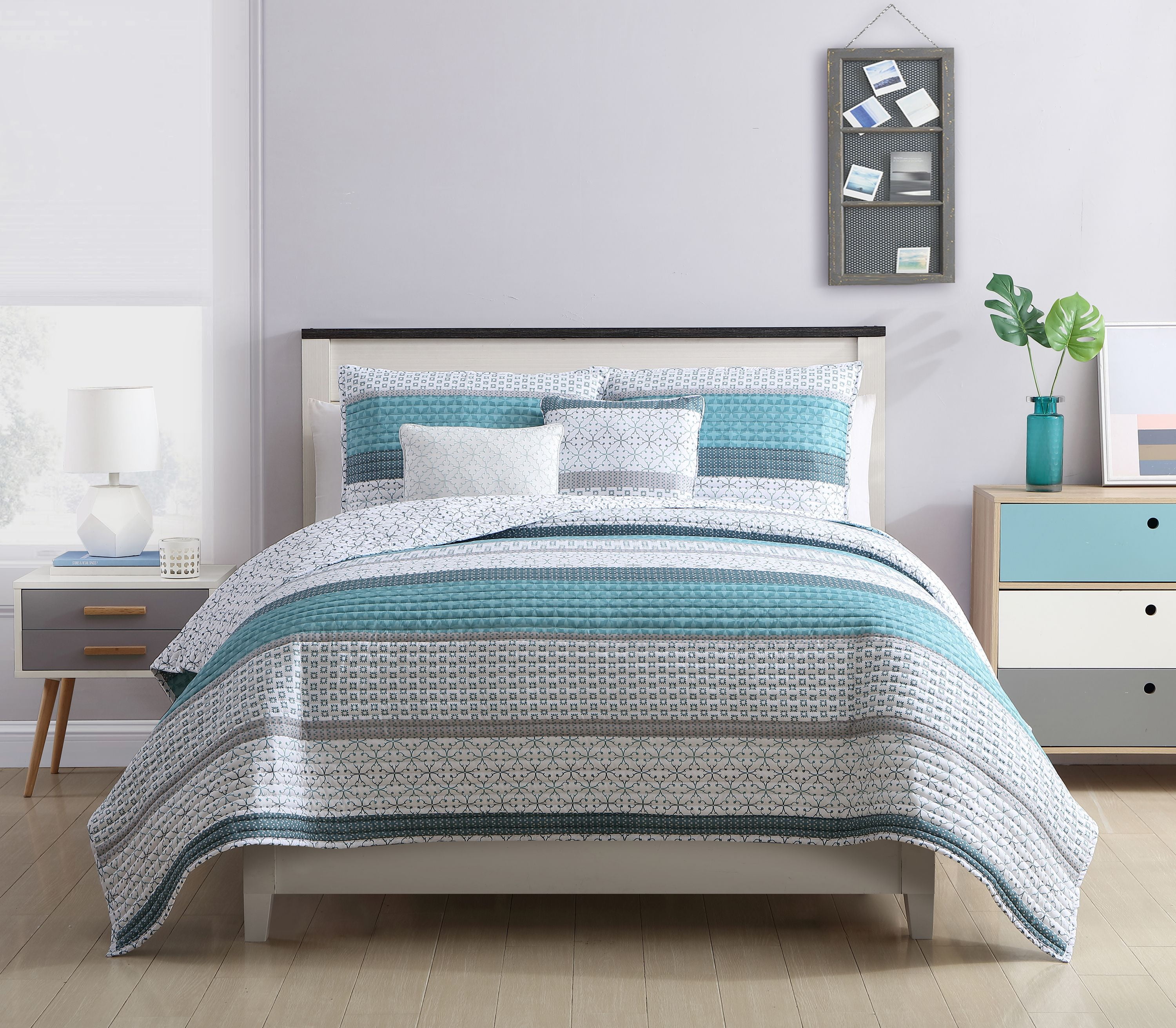 Mainstays Abelia Reversible Medallion Quilt Set, Full/Queen, Mint
