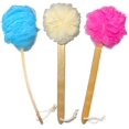 thumbnail image 1 of Paquete de 3 cepillos exfoliantes para espalda de baño de lufa luffa en un palo – Mango largo de madera con radián es ergonómico para hombres y mujeres – Esponja de ducha para el cuerpo, paquete de 3, 1 of 5