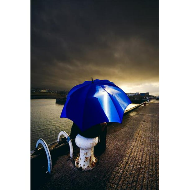 Personne avec un Parapluie dans un Ciel Orageux Affiche Imprimée par John Short & 44; 24 x 36 - Grand
