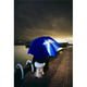 Personne avec un Parapluie dans un Ciel Orageux Affiche Imprimée par John Short & 44; 24 x 36 - Grand – image 1 sur 1