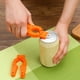 thumbnail image 5 of Llavero abrelatas de plástico - Herramienta portátil naranja para abridor de latas en cocina, viajes y fiestas - 10x5,5cm, 5 of 7
