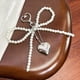 thumbnail image 1 of Xihbxyly Adorno para Zapatos con Cinta de Perlas, Elegante Cadena con Hebilla de Perlas, Accesorio de Bricolaje de Moda, Amplia Aplicación para Zapatillas, Zapatos Planos y Botas, Fácil de Instalar,, 1 of 6