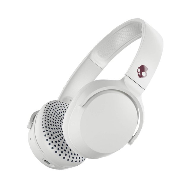 audífonos skullcandy bluetooth inalambricos riff bt — Auriculares on-ear blancos en vista 3/4 frontal con diadema plegable, almohadillas suaves con textura, rejilla perforada en el auricular, logo Skullcandy oscuro en la bisagra y botones de control visibles; adecuados para uso portátil y manos libres.