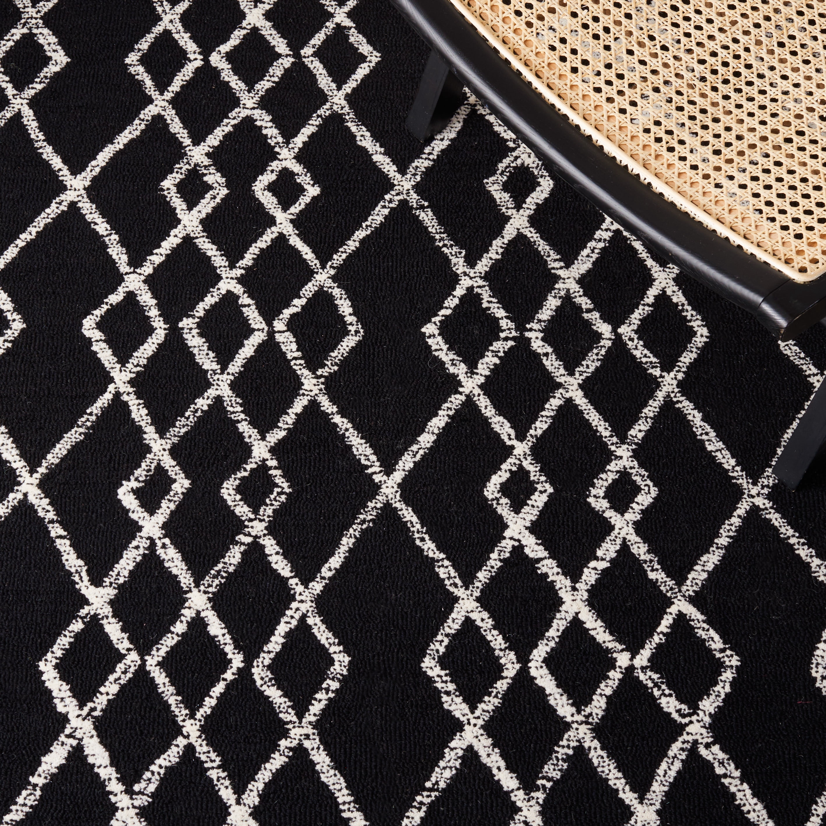 SAFAVIEH Metro Jenny Diamond Runner Rug, Black/Ivory, 2'3" x 8'