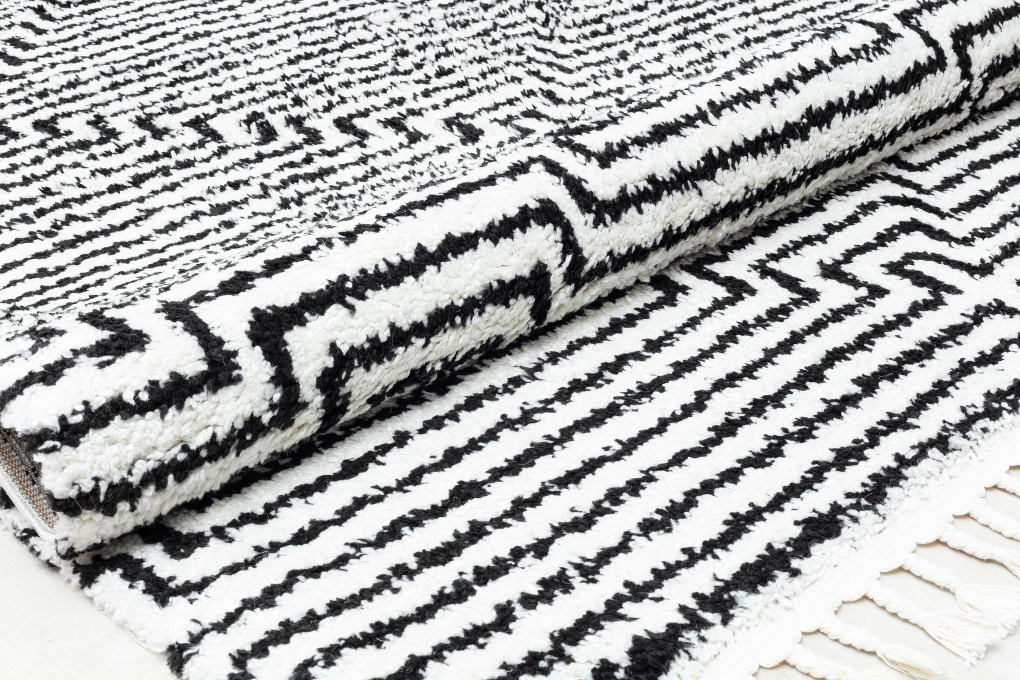Rugs America BT20D Night Odyssey Stripe/Diamond Modern White Area Rug, 2'6" x 4'