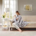 thumbnail image 3 of Pemberly Row Jeté Chauffant en Fausse Fourrure Tricotée en Polyester Contemporain Gris, 3 of 10