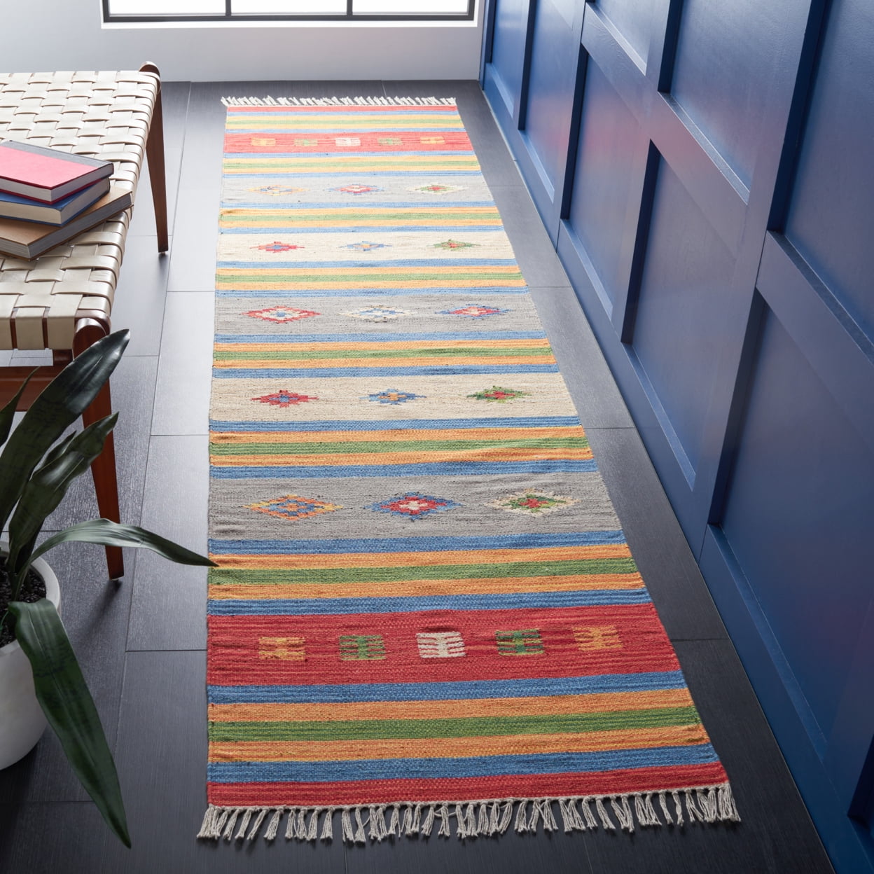 SAFAVIEH Montauk Genette Southwestern Cotton Area Rug, Blue/Red, 6' x 6' Round