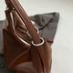 thumbnail image 5 of Bolso Hombro Gamuza para Mujer Con Lazo Y Bolsillo Interior Viajes (marrón), 5 of 7