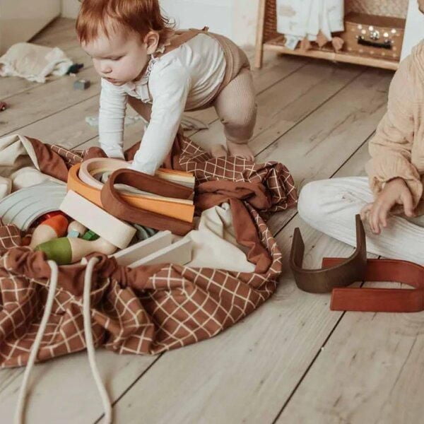 Play & Go - Motif Grille Marron Intemporel - Tapis de Jeu 3-en-1 - Sac de Rangement et Sac à Couches - Fabriqué en Coton Bio - Diamètre 140 cm - Convient aux Nouveau-nés et Tout-petits - Facile à Tran