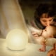 thumbnail image 2 of bola de luz LED de 15 cm con luz ambiental y control remoto, lámpara de noche LED para niños con cambio de color, 16 colores RGB y batería recargable., 2 of 5