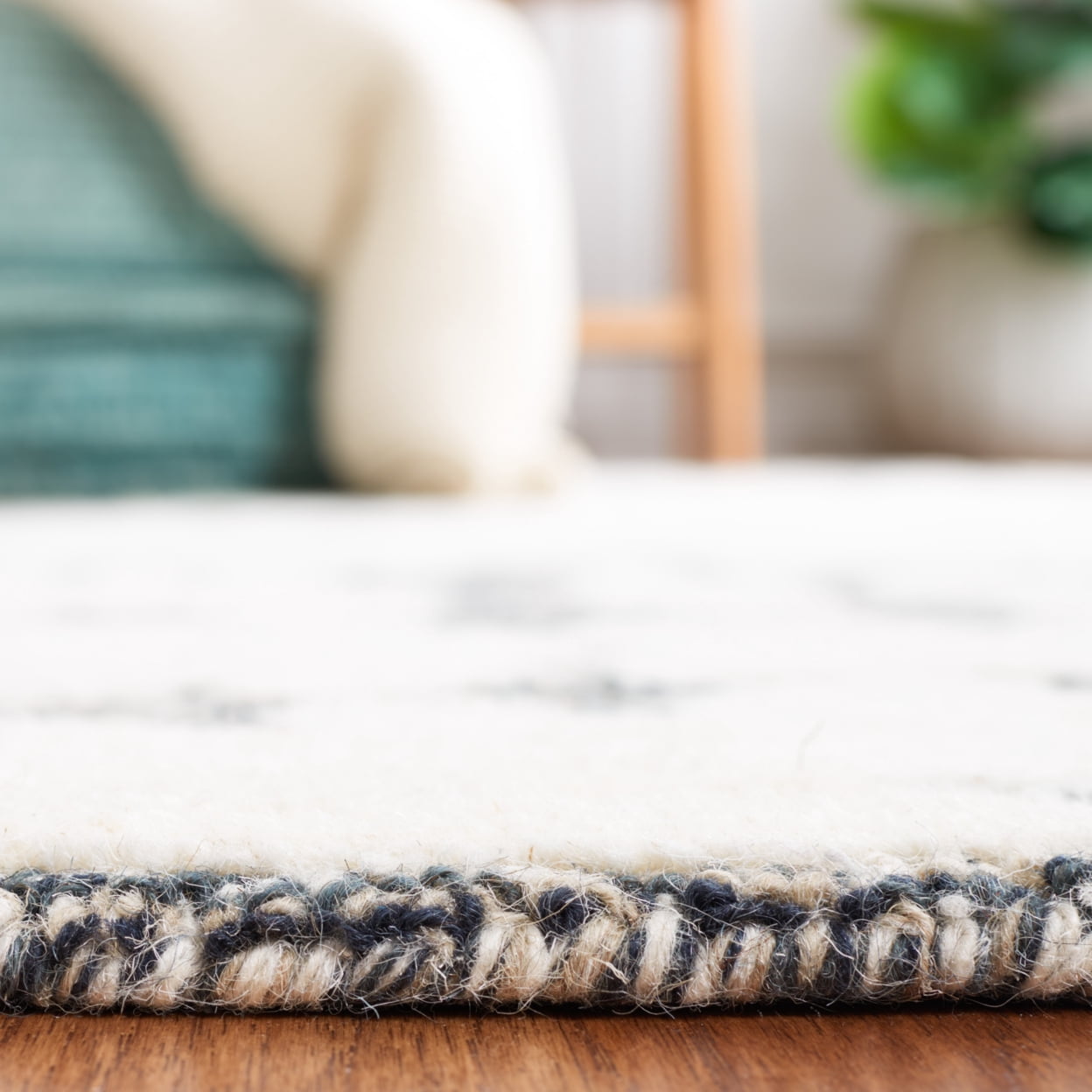 SAFAVIEH Martha Stewart Distressed Area Rug, Charcoal/Ivory, 4' x 6'