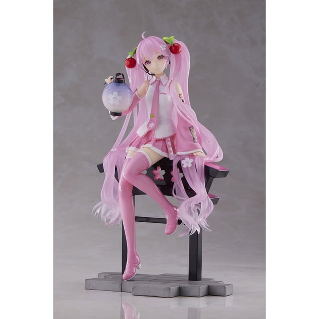 figure hatsune miku sakura figure de taito, modelo amp+, con soporte — Figura coleccionable de Hatsune Miku con temática sakura sentada en el soporte incluido; vestido y corbata rosa y blanco, medias largas rosa, cabello largo rosa con moños y adorno de cerezas, sostiene un farolillo con motivo de pétalos, base que imita piedra y madera, adecuada para exhibición en vitrinas.