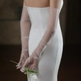 thumbnail image 3 of Guantes de novia Yinane de tul con encaje y dedos blancos, 3 of 8