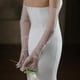 thumbnail image 3 of Guantes de novia Yinane de tul con encaje y dedos blancos, 3 of 8