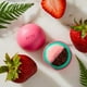 EOS Strawberry Sorbet Sphère Lip Balm Organique 0.25 Once (Pack de 3) – image 5 sur 5