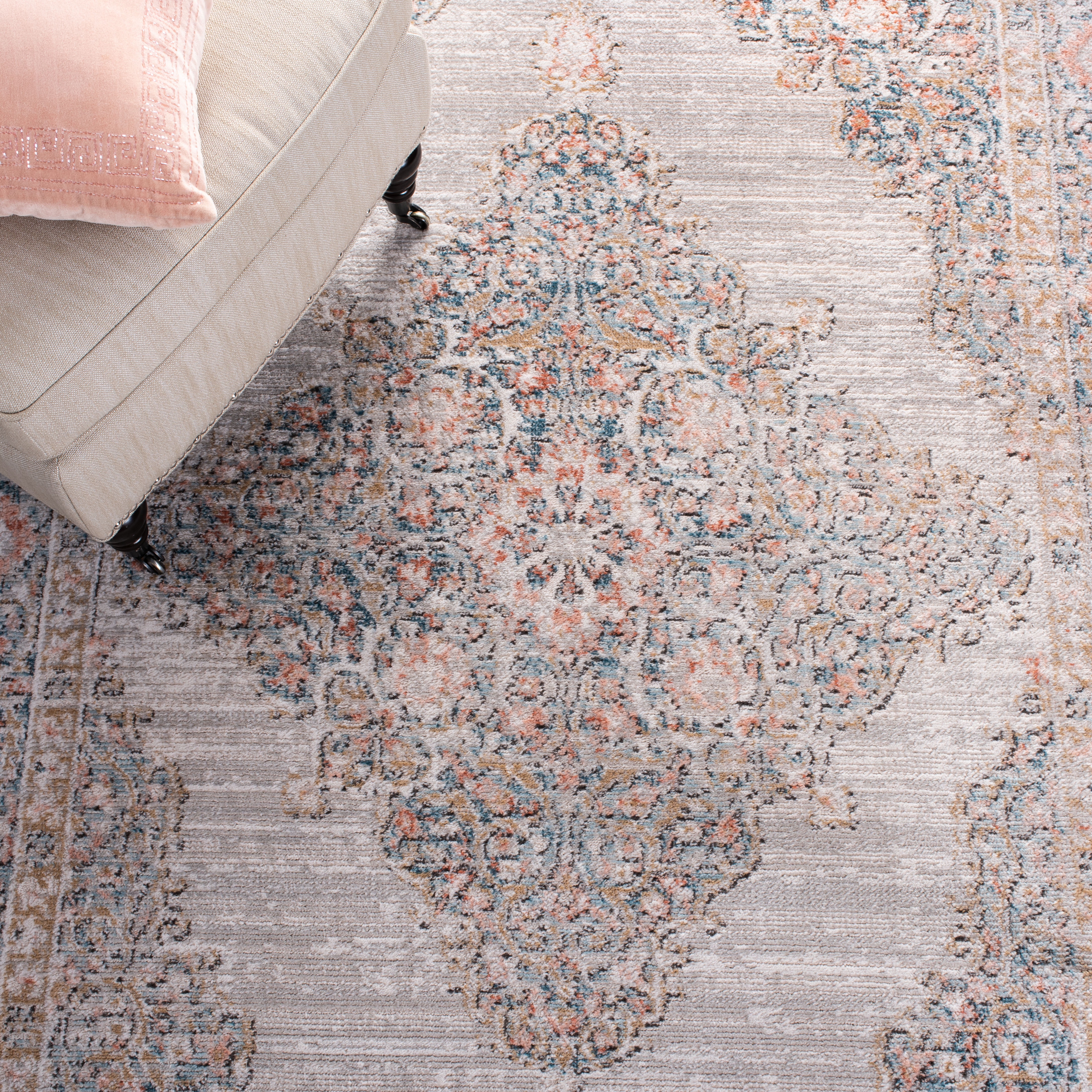SAFAVIEH Shivan Quinlan Traditional Distressed Area Rug, Grey/Rose, 10' x 14'