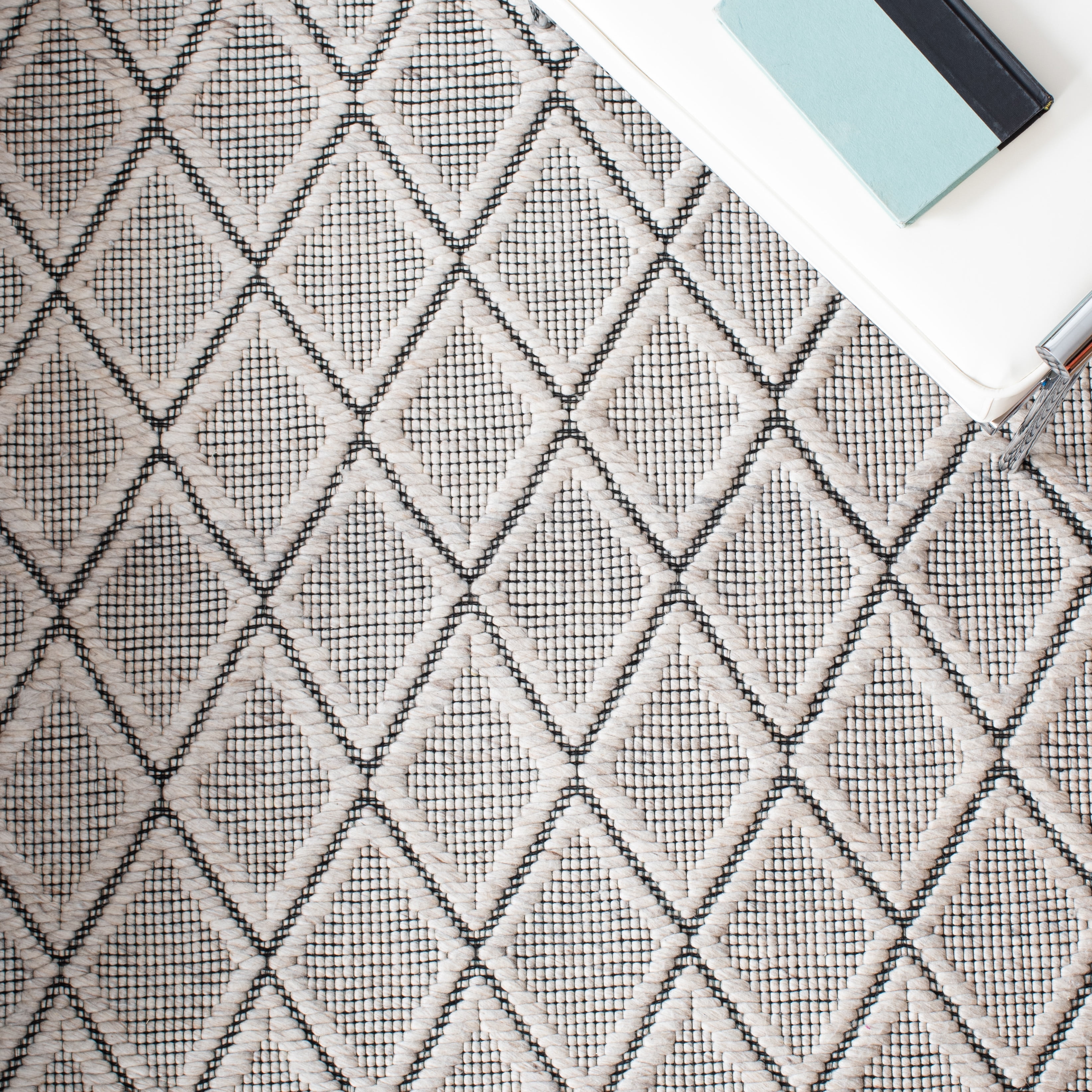 SAFAVIEH Marbella Aniyah Diamond Area Rug, Silver/Black, 6' x 6' Square