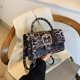 thumbnail image 4 of Bolsos de gran valor para mujer, nuevo estilo 2025, moderno bolso cuadrado pequeño, sencillo, versátil, informal, con diseño de nicho, bolso de mensajero, 4 of 5