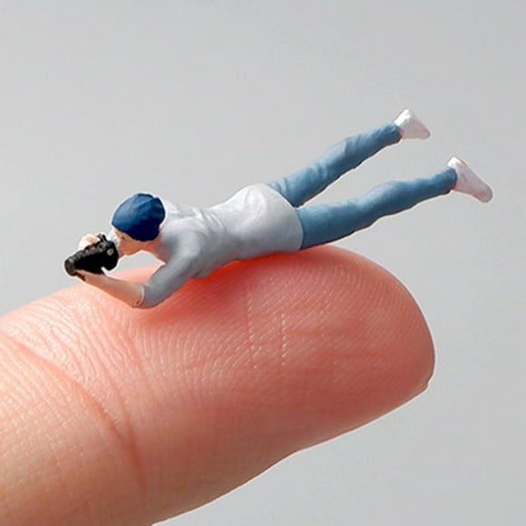 BELOVING 1/64 Taking Picture Man Model Resin Tiny People Model for Train Station Layout
