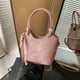 thumbnail image 2 of Bolsos retro populares, bolsos de mujer, novedad de 2025, bolso bandolera tipo cubo con textura simple, bolso de hombro informal., 2 of 5