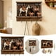 thumbnail image 1 of Perchero de pared de madera con panel plano y grabado ecuestre – Organizador de llaves y correas Sturkey para la entrada, el cuarto de aperos o la decoración de la cabaña., 1 of 9