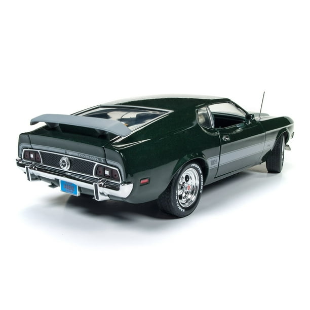 Ford Mustang Mach verde oscuro con franjas plateadas de la revista Ford Mustang Mach verde oscuro con franjas plateadas de la revista