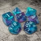 thumbnail image 2 of Juego de dados D&D de 7 Uds. dados acrílicos RPG estilos de fuente Retro entretenimiento de escritorio para fiesta, 2 of 7
