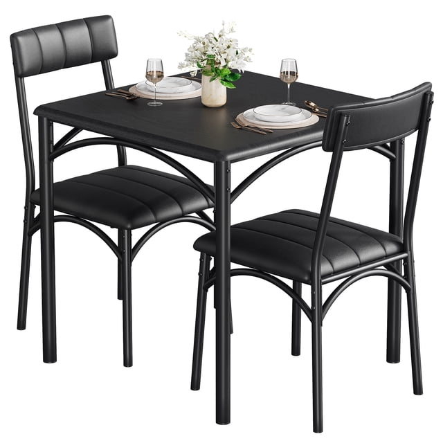 juego de comedor 3 piezas para 2 personas, mesa cuadrada y 2 sillas tapizadas, diseño moderno y ahorrador de espacio para cocina, apartamento o comedor- color black Mesa cuadrada negra con tablero MDF y estructura de metal reforzado, dos sillas tapizadas en PU negro con respaldo alto de 86 cm; vista frontal en 3/4 con sillas guardadas parcialmente bajo la mesa sobre fondo blanco; compacto para cocinas o departamentos, también adecuado como pequeño puesto de trabajo.