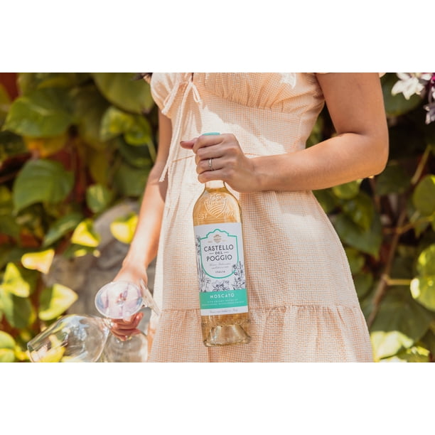 Castello del Poggio Moscato White Dessert Wine Italy, 750 ml