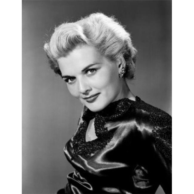 Posterazzi SAL255417966 Portrait de Femme Adulte Portant une Robe de Soirée Affiche Imprimée - 18 x 24 Po.