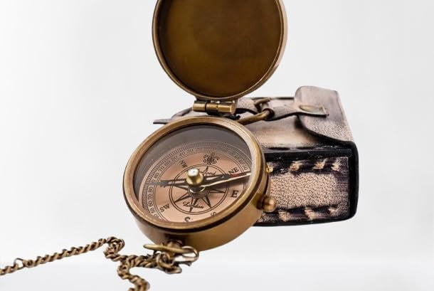 Maritime treasures Vintage Brass Compass with Leather Case – Antique Pocket Navigation Compass, Outdoor Hiking Camping Survival Gear, Nautical Gift for Men & Travelers