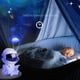 thumbnail image 2 of Lámpara de proyección de , proyector lámpara cielo do noche luz, dormitorio remoto Sosteniendo guitarra Zulema Lámpara de proyección de astronauta, 2 of 7