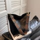 thumbnail image 4 of Bolso de gran capacidad de nueva moda europea y americana, sentido de alta gama para mujer, bolso tipo cubo de estilo cruzado diagonal, diseño de nicho, 4 of 5