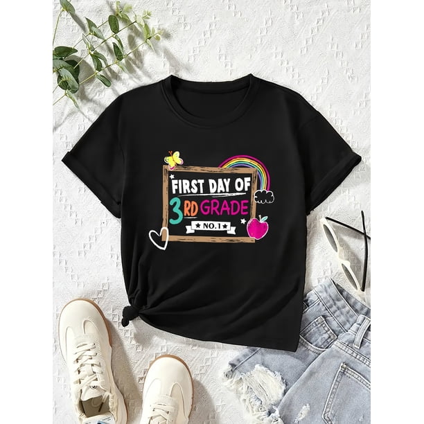 Camiseta gráfica divertida para el primer día de tercer grado para niñas. Cuello redondo informal negro con diseño de cámara de arcoíris y corazones. Tejido de poliéster suave para el verano. Camise