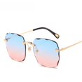thumbnail image 3 of Gafas de sol de moda recortadas para mujer, gafas de sol con degradado de cara grande sin marco, gafas personalizadas, 3 of 5